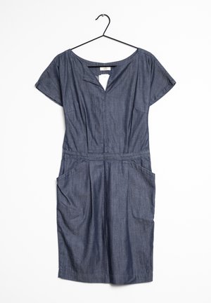 Jeanskleid mit kurzen Ärmeln, V-Ausschnitt, tailliertem Schnitt und großen Fronttaschen, das an einem schwarzen Kleiderbügel vor weißem Hintergrund hängt.