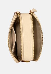 Borsa in pelle color crema con superficie texture, dotata di hardware dorato, due scomparti con zip e slot per carte all'interno.