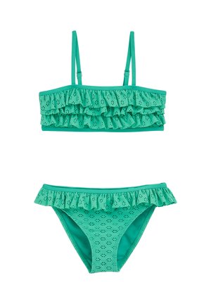 Ensemble bikini turquoise comprenant un haut bandeau à volants avec bretelles réglables et un bas assorti à volants. Motif œillet sur tout le tissu.