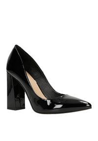 Scarpa nera in pelle lucida con tacco alto, punta affusolata e tacco a blocco. Texture liscia, accenti minimi e fodera interna color crema.