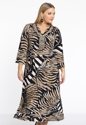 Langes, luftig geschnittenes Kleid mit einem Tigerstreifenmuster in Beige und Schwarz, das eine Perlenbestickung am Ausschnitt und Dreiviertelärmel hat.