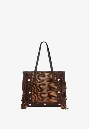 Sac fourre-tout marron avec un motif à rayures de zèbre, en cuir, longues franges sur les côtés, accents cloutés, et double bandoulière.