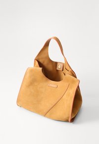 Sac à main en daim de couleur moutarde chaude, doté d'une large ouverture, d'accents cousus et d'une doublure intérieure lisse avec une fermeture éclair.