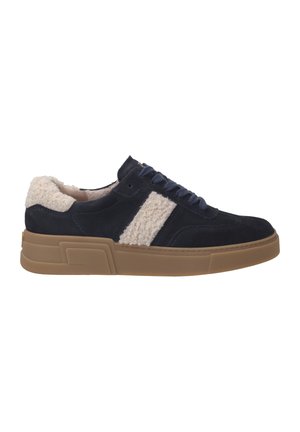 Baskets en suédine marine avec des accents en shearling crème, présentant deux rayures blanches, des lacets bleus et une semelle en caoutchouc beige.