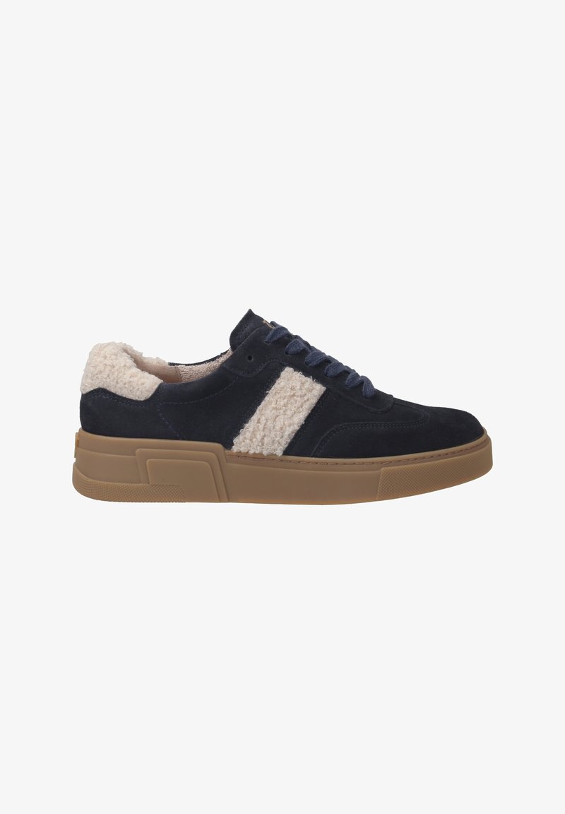 Baskets en suédine marine avec des accents en shearling crème, présentant deux rayures blanches, des lacets bleus et une semelle en caoutchouc beige.