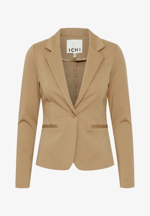 Blazer beige en tissu lisse, avec un col à revers, une fermeture à un bouton, et deux poches avant avec un détail de couture subtil.