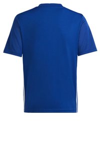 Camiseta deportiva azul de manga corta, con textura suave y paneles de malla en los costados; cuenta con un cuello redondo sencillo y sin logotipos visibles.