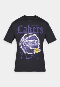 Sort bomulds t-shirt med stort lilla "Lakers" tekst, et basketgrafik og NBA/Nike logoer. Korte ærmer, standart pasform.