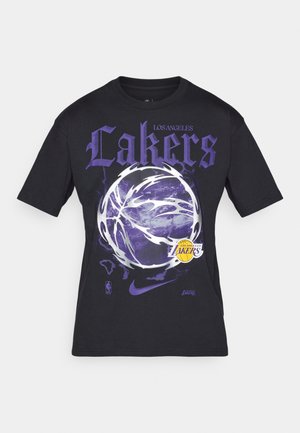 T-shirt in cotone nero con grande testo "Lakers" in viola, grafica di un pallone da basket e loghi NBA/Nike. Maniche corte, vestibilità standard.