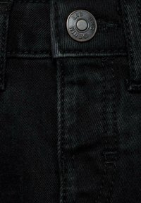 Material denim negru, cu un buton metalic vizibil și cusături. Textura este ușor aspră și are o finisare mată.