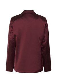 Giacca lunga in satin borgogna con maniche lunghe, colletto piatto e texture liscia, mostrata da dietro su uno sfondo bianco.