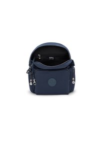 Marinfärgad tygryggsäck med avrundad topp, dragkedjestängning, frontficka och metalldetaljer. Inkluderar en logopatch på framsidan.