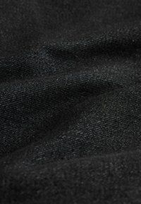 Schwarzer Stoff mit strukturierter Oberfläche, der feine vertikale Linien und einen leichten Glanz aufweist, wodurch ein weiches, taktiles Erscheinungsbild entsteht.