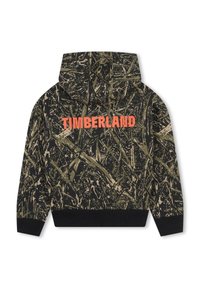Felpa con cappuccio mimetica caratterizzata da una combinazione di colori verde, nero e beige, con un prominente logo arancione "TIMBERLAND" sul retro.