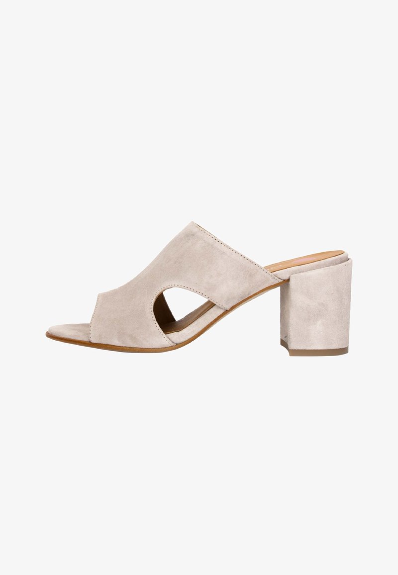 Sandale beige en daim à talon bloc, ouverte à l'avant avec découpes sur les côtés, présentant une surface texturée et une large bride sur le dessus du pied.