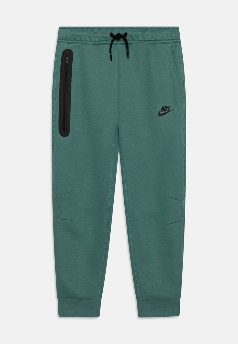 Nike joggers in teal met een elastische tailleband, zwarte trekkoord, zijzakken met rits en subtiele branding op de dij. Gemaakt van zacht materiaal.
