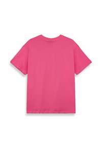 Camiseta de algodón rosa con mangas cortas, cuello redondo y un ajuste holgado. Textura suave y corte sencillo, vista desde la espalda.