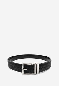 Czarny skórzany pasek z powtarzającym się wzorem "MK", srebrna metalowa klamra i dwie srebrne pętle, z których jedna jest grawerowana napisem "Michael Kors".
