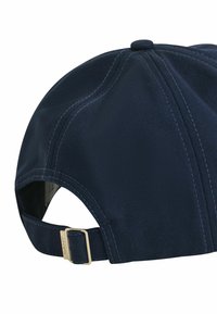 Marineblaue Kappe aus robustem Stoff mit gebogenem Schirm, verstellbarem Riemen und einer goldenen Metallschnalle. Verfügt über sichtbare Nähte und eine abgerundete Krone.