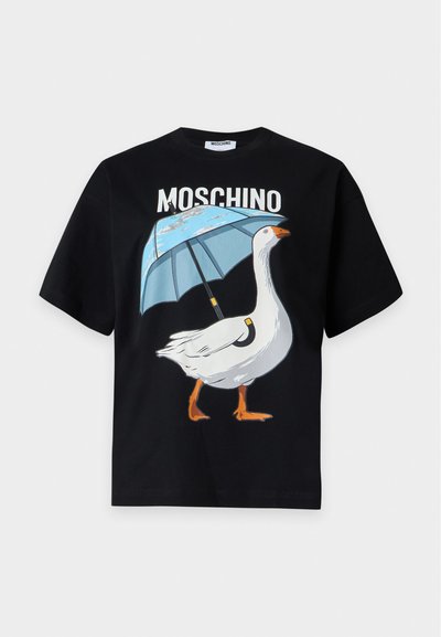 Μαύρο T-shirt Moschino με γραφικό μιας λευκής χήνας που κρατάει μια μπλε ομπρέλα και το όνομα της μάρκας από πάνω.