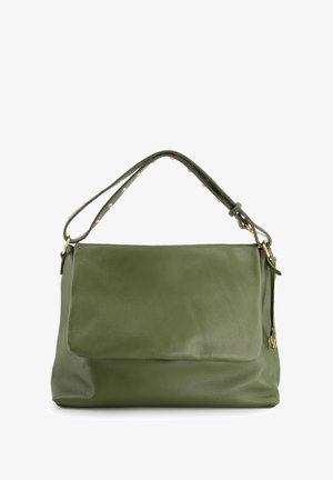Sac à main en cuir vert olive avec une texture douce, un dessus zippé et une longue bandoulière cloutée. Il dispose d'une poche avant avec un rabat.