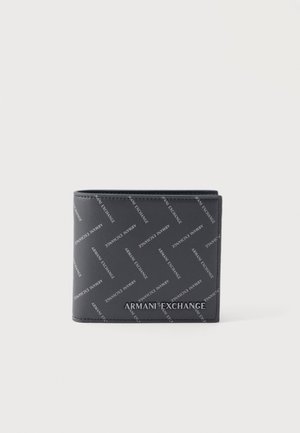 Μαύρο διπλό δερμάτινο πορτοφόλι με επαναλαμβανόμενο μοτίβο κειμένου «ARMANI EXCHANGE» και μεταλλικό λογότυπο «ARMANI EXCHANGE» στο κέντρο μπροστά.