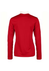 Rotes Langarm-Polohemd mit weißem Kragen, glatter Textur und figurbetontem Design, ohne sichtbare Muster oder Verzierungen.