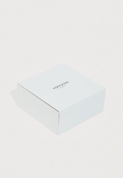 Hvid rektangulær gaveæske med en glat tekstur, der har subtil branding på låget. Minimalistisk design med rene linjer.