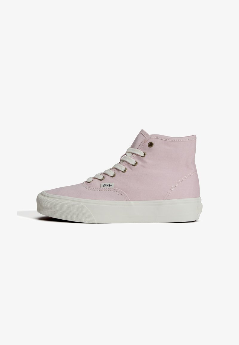 Φούξια Vans sneaker ψηλού τύπου με λευκά κορδόνια και παχύ λευκό καουτσούκ σόλα, εμφανιζόμενο από το πλάι σε λευκό φόντο.