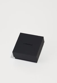 Schwarze quadratische Box aus mattem Papier mit einem aufgedruckten "MAPLE"-Logo auf der Oberseite, die saubere Kanten und ein minimales Design aufweist.
