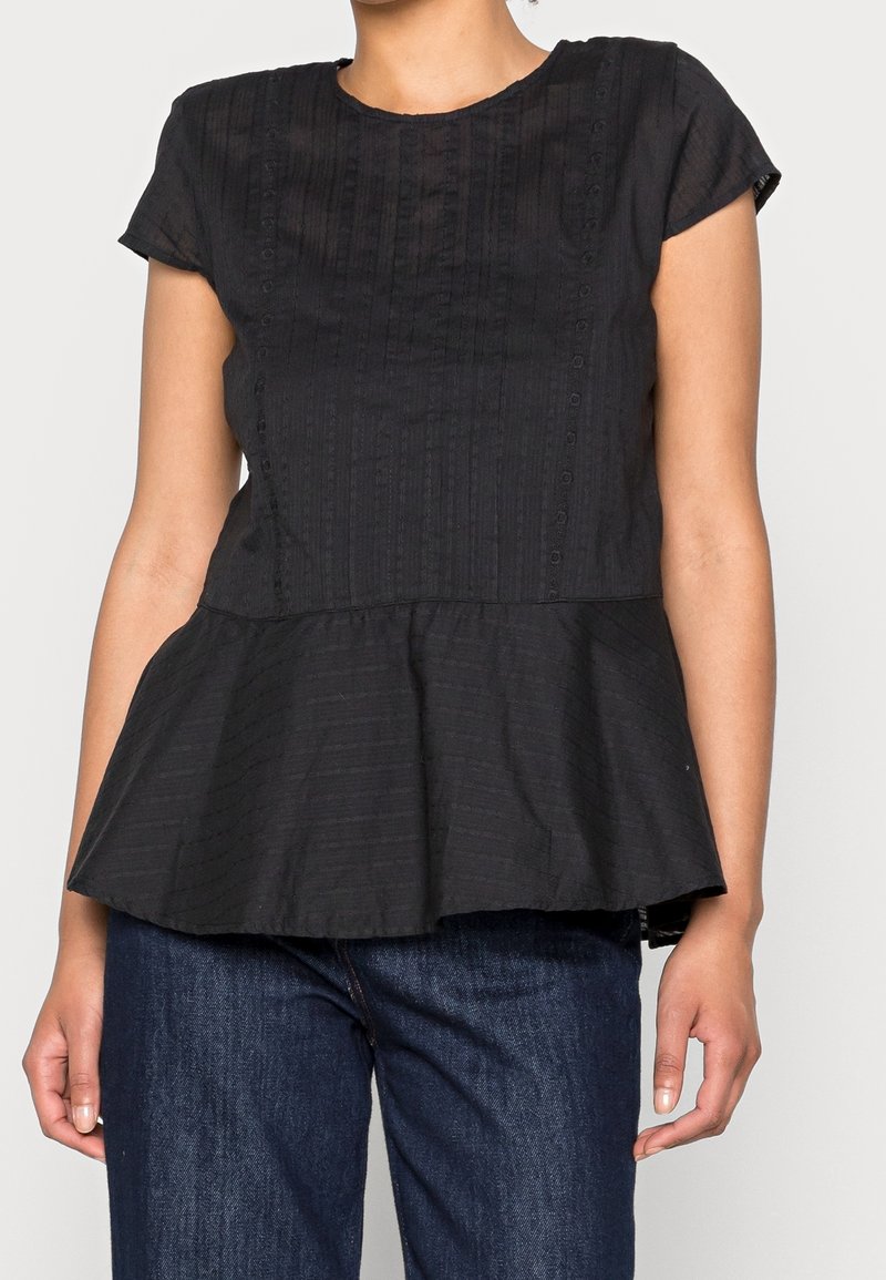 Top peplum negro con mangas cortas, que presenta rayas verticales y detalles de botones en la parte frontal. Fabricado con un tejido ligero de acabado texturizado.