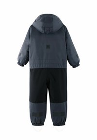 Czarny i szary wodoodporny kombinezon narciarski z kapturem, elastycznymi mankietami i wzmocnionymi kolanami; posiada naszywkę z logo oraz dwa czarne akcentujące paski.