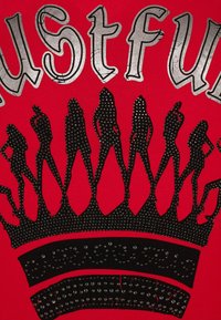 Roter Stoff mit schwarzen Silhouettenfiguren, verziert mit Strasssteinen, einem Kronendesign und dem Text "Just Fun" in metallischem Silber oben.