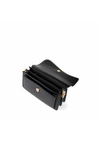 Sortlæder pung med en glat tekstur, der har guldfarvet hardware, en tryklås og flere interne rum til organisering.