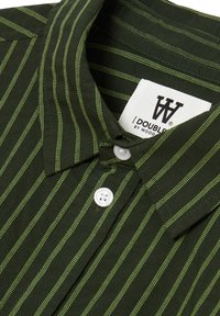 Dunkelgrünes Hemd mit Kragen und vertikalen hellgrünen Streifen, ausgestattet mit weißen Knöpfen und einem Markenlabel. Weicher Stoff und klassisches Design.