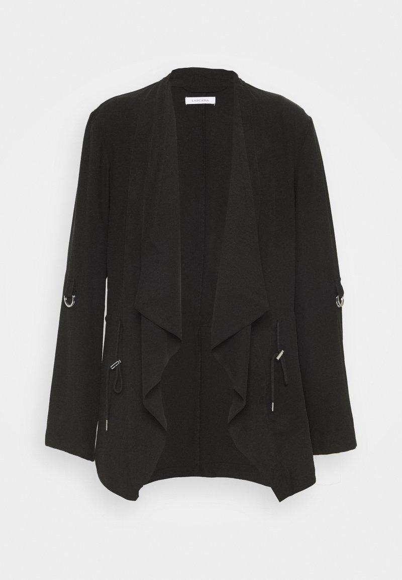 Svart öppen jacka med draperad design, långa ärmar, sidodraperingar och detaljer i silverfärg. Tillverkad av lättviktigt material.