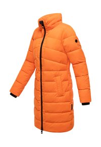 Abrigo de invierno largo y acolchado en color naranja, con cremallera frontal negra, cuello alto, bolsillos laterales y puños negros en las muñecas.