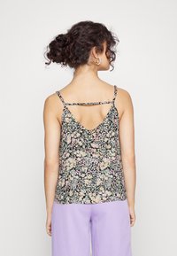Camisola com estampado floral e alças finas, apresentando um design nas costas em V. O material é leve, com fundo preto e padrões multicoloridos.