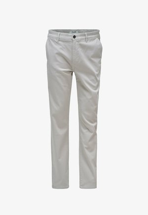Pantalones ajustados para hombre de color gris claro, con cierre de botón y cremallera, bolsillos frontales y trabillas para cinturón, mostrados sobre un fondo blanco.