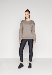 Under Armour ESSENTIAL CREW - Mikina - taupe dusk/white
