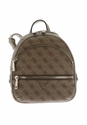 Sac à dos couleur camel en matériau texturé, avec un motif matelassé, deux compartiments zippés et un logo en accent à l'avant.