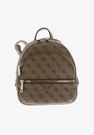 Zaino color cognac realizzato in materiale testurizzato, con motivo trapuntato, doppio scomparto con cerniera e dettaglio logo sul davanti.