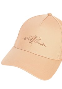 Gorra de béisbol de color durazno con una tela suave, visera curva y acentos de strass formando texto en cursiva en la parte frontal.