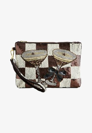 Rechteckige Clutch mit Pailletten, braun-weiß kariert, und zwei perlenverzierten Martinigläsern mit schwarzem Schleifendetail.