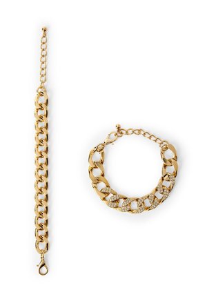 Due braccialetti a catena d’oro su sfondo bianco, uno con chiusura a moschettone e uno con maglie incastonate di strass e una piccola catena regolabile.