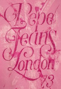 Różowa tkanina z ciemnoróżowym błyszczącym napisem "Pepe Jeans London 73" w ozdobnej czcionce na tle z wyblakłym promieniowaniem gwiazdowym.
