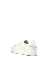 Zapatilla blanca con un acabado de cuero suave, que presenta un diseño de tachuelas, un acento de cadena en el talón y cordones tradicionales. Suela plana.