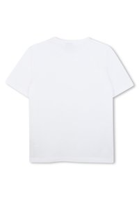 Vit T-shirt med korta ärmar och rund halsringning. Tillverkad av mjuk bomull med en slät textur och enkel design utan mönster eller detaljer.