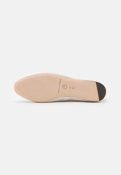 Lædersål til sko med en glat beige overflade, rund tå, subtil brun accent ved hælen og præget brandingdetaljer i midten.