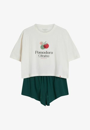 Biały krótki T-shirt z grafiką pomidora i napisem "Pomodoro Ciliegino Sicilia" w zestawieniu z ciemnozielonymi szortami ze sznurkiem.